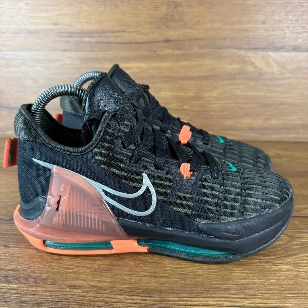Nike LeBron witness 6 sneakers Basketball Shies‎ Youth Size 4.5 Lace Up